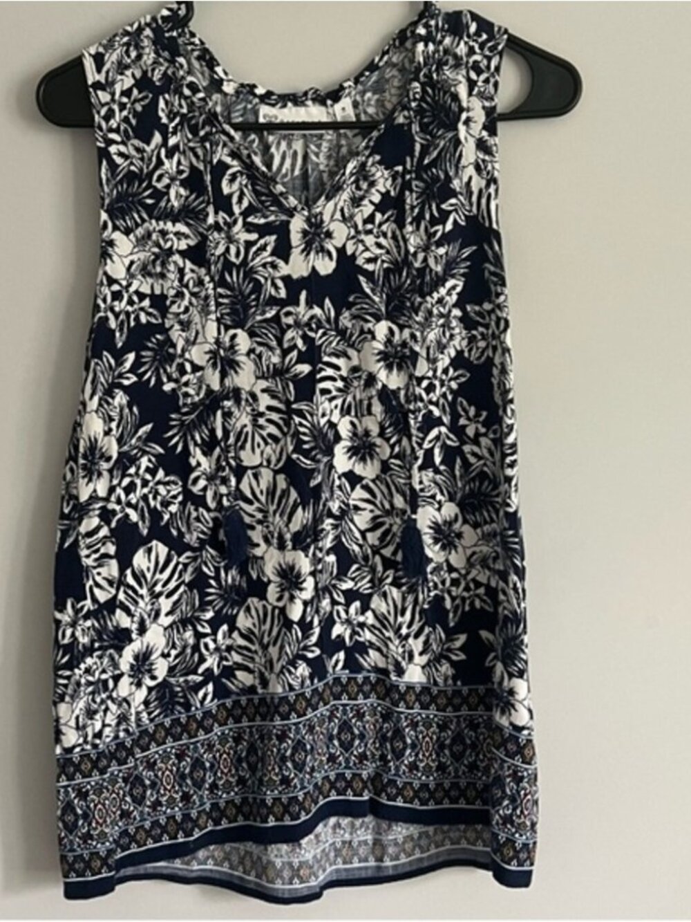Navy Blue and White V Neck Sleeveless Top💛💙
